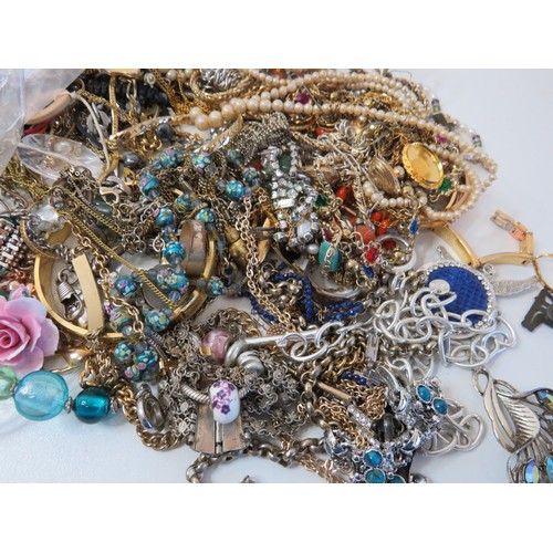 64 - Over 2kg of assorted Jewellery to include Vintage rings, brooches, necklace and bracelets.