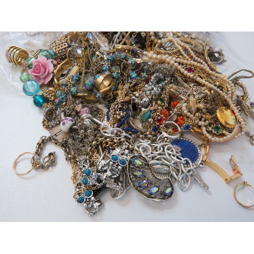 64 - Over 2kg of assorted Jewellery to include Vintage rings, brooches, necklace and bracelets.