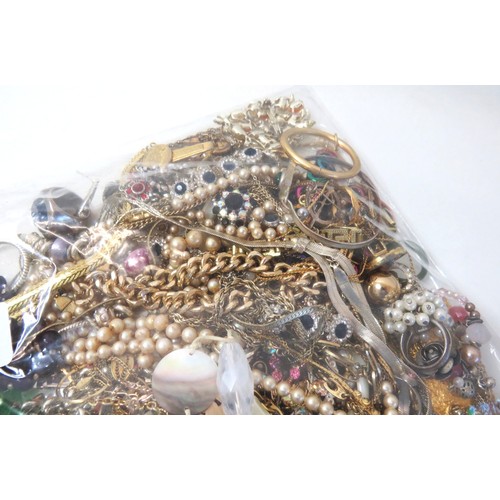 64 - Over 2kg of assorted Jewellery to include Vintage rings, brooches, necklace and bracelets.