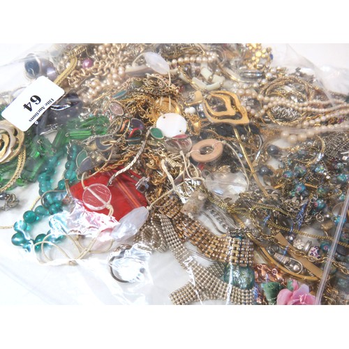 64 - Over 2kg of assorted Jewellery to include Vintage rings, brooches, necklace and bracelets.