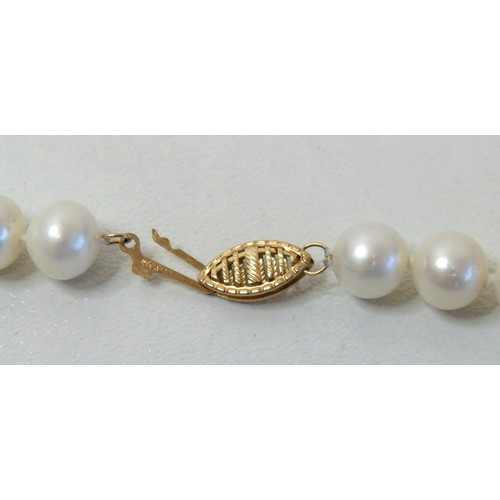 91 - Vintage white pearl neckace with 14ct gold clasp, 24