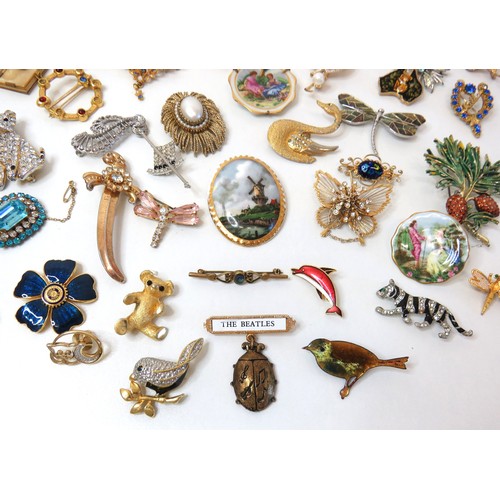 278 - Job lot of vintage brooches to include enamel, gold tone, porcelain etc.