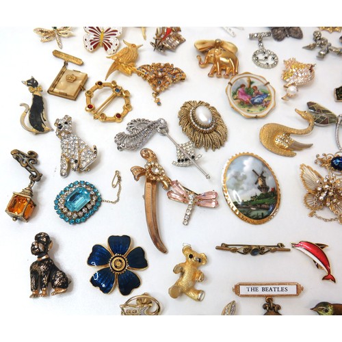 278 - Job lot of vintage brooches to include enamel, gold tone, porcelain etc.