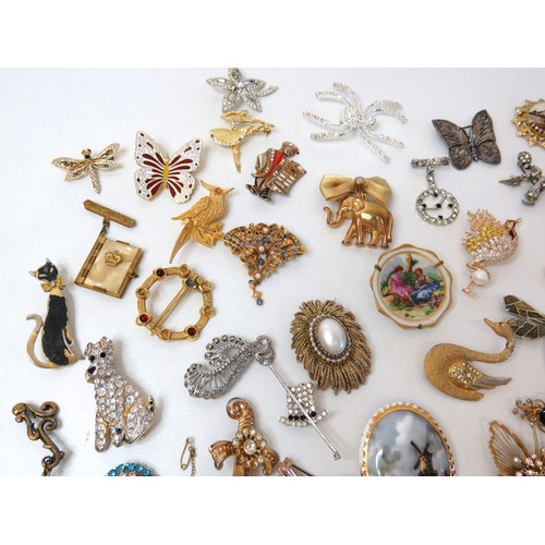 278 - Job lot of vintage brooches to include enamel, gold tone, porcelain etc.