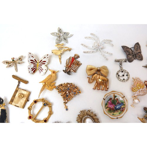 278 - Job lot of vintage brooches to include enamel, gold tone, porcelain etc.