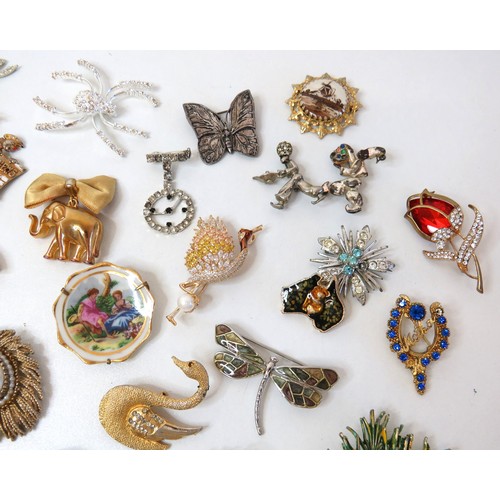 278 - Job lot of vintage brooches to include enamel, gold tone, porcelain etc.