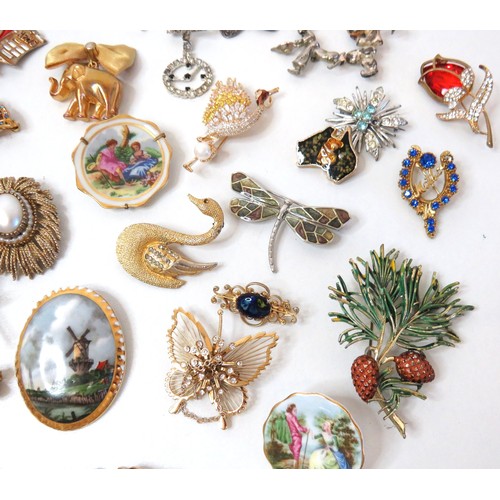 278 - Job lot of vintage brooches to include enamel, gold tone, porcelain etc.