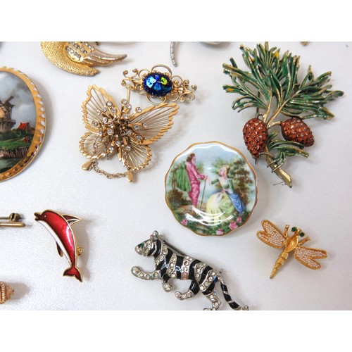 278 - Job lot of vintage brooches to include enamel, gold tone, porcelain etc.