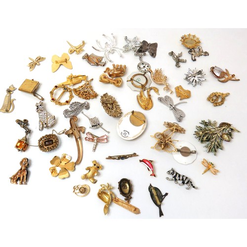 278 - Job lot of vintage brooches to include enamel, gold tone, porcelain etc.