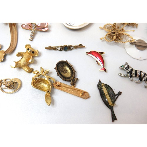 278 - Job lot of vintage brooches to include enamel, gold tone, porcelain etc.