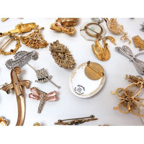 278 - Job lot of vintage brooches to include enamel, gold tone, porcelain etc.