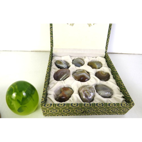 282 - Collectable lot to include carved agate animal sculptures, boxed set of chinese flower stones.