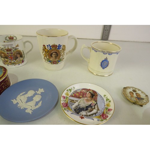 285 - Job lot of Royal Memorabilia to include cups, plates, trinket pots, Shelley etc.