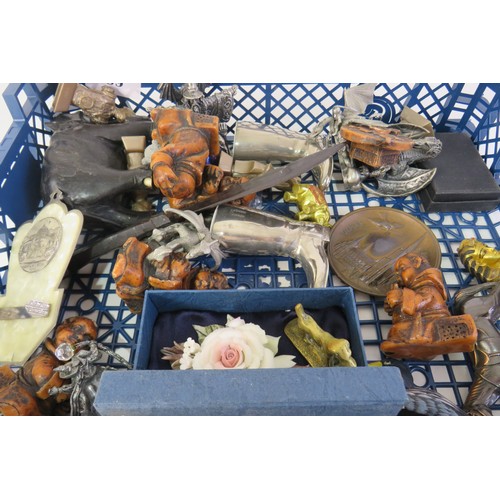 289 - Collectable lot to include ornamental elephants, pewter figures and oriental.