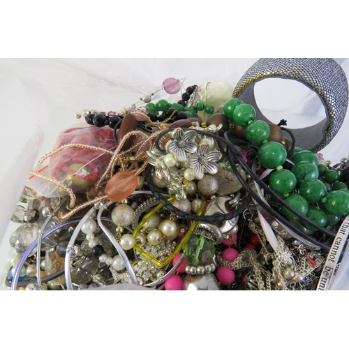 262 - 10kg bag of unsorted costume jewellery.