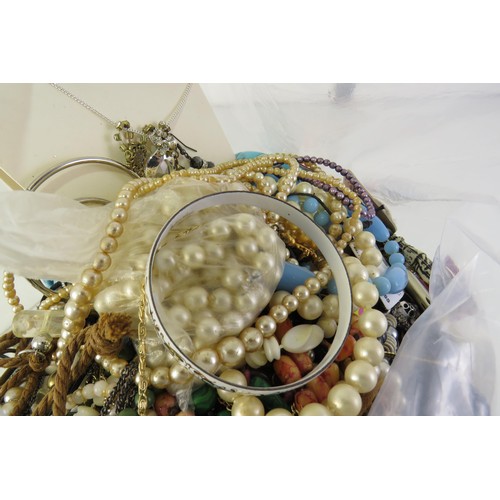 263 - 10kg bag of unsorted costume jewellery.