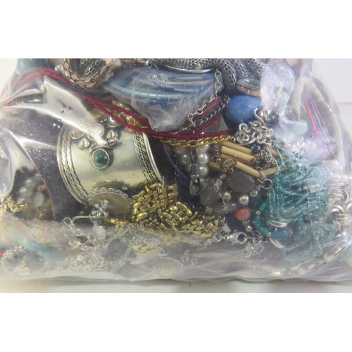 263 - 10kg bag of unsorted costume jewellery.