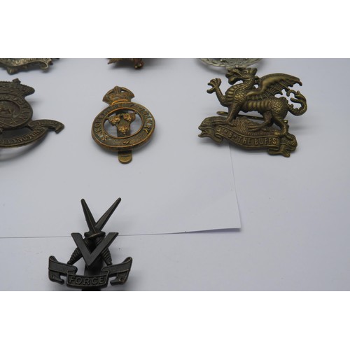 60 - 16 Military cap/Regiment badges