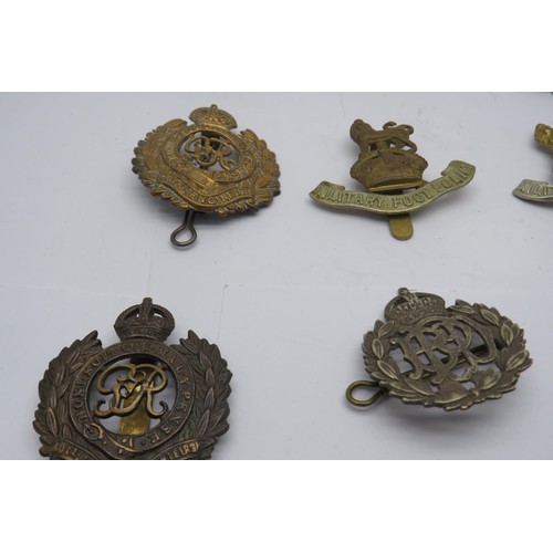 59 - 17 Military cap/Regiment badges