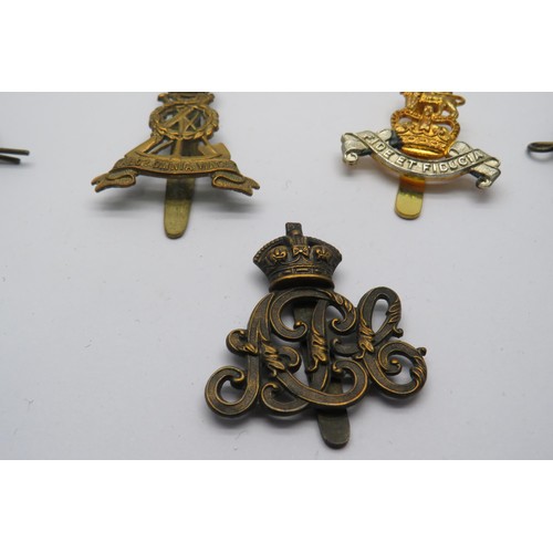 59 - 17 Military cap/Regiment badges