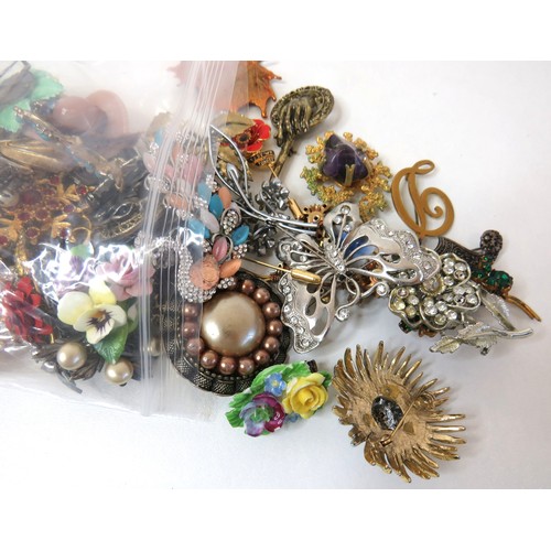 80 - Job lot of assorted brooches.