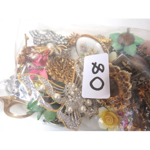 80 - Job lot of assorted brooches.