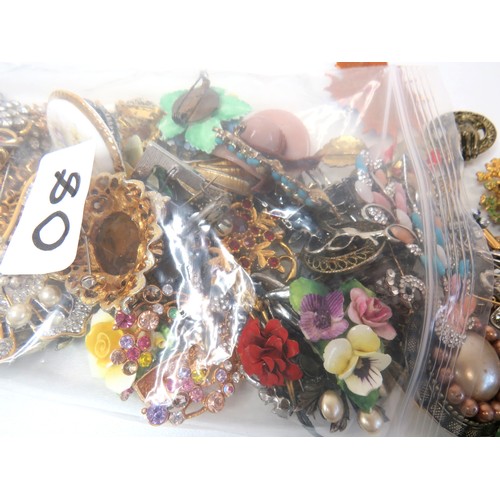 80 - Job lot of assorted brooches.