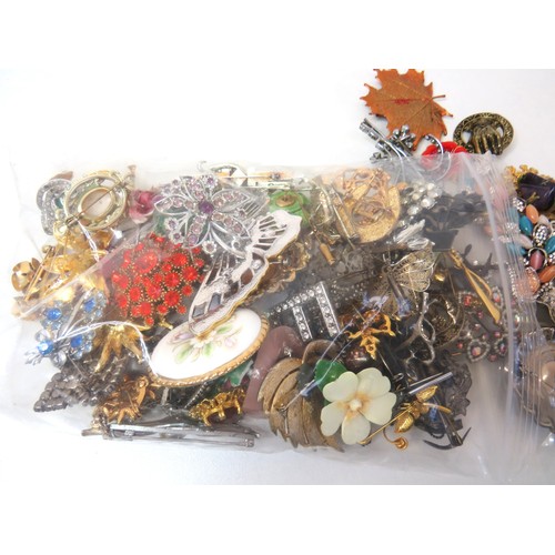 80 - Job lot of assorted brooches.