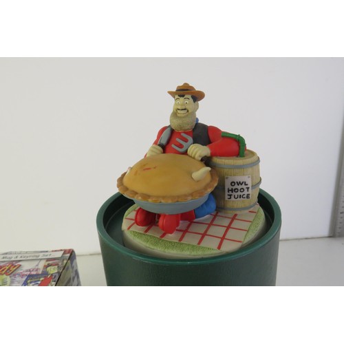 394 - Dandy items- large desperate dan (boxed) robert harrop, desperate dan con pie (boxed robert harrop),... 