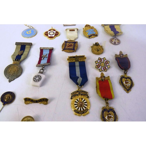 530 - Joblot of masonic badges and medals