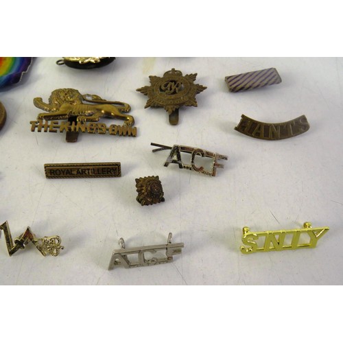 536 - Small job lot, military items