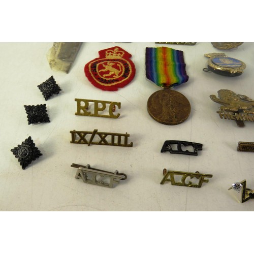 536 - Small job lot, military items