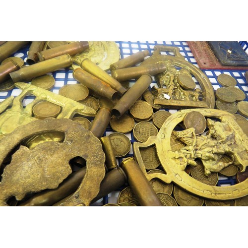 187 - Tray of miscellaneous brass including mini miners oil lamp, steam engine plaques etc