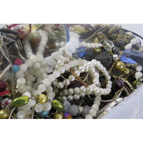 300 - 10kg bag of unsorted costume jewellery.