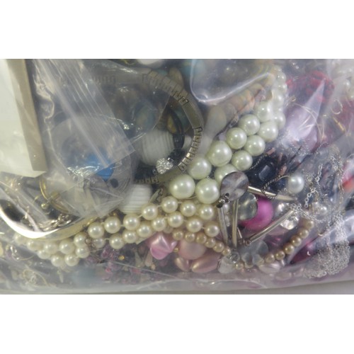 300 - 10kg bag of unsorted costume jewellery.