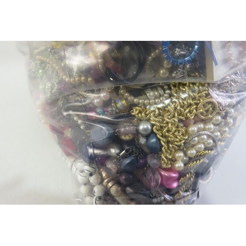 300 - 10kg bag of unsorted costume jewellery.