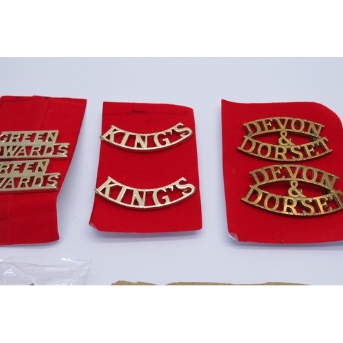 547 - 30 Military cap/Regiment badges