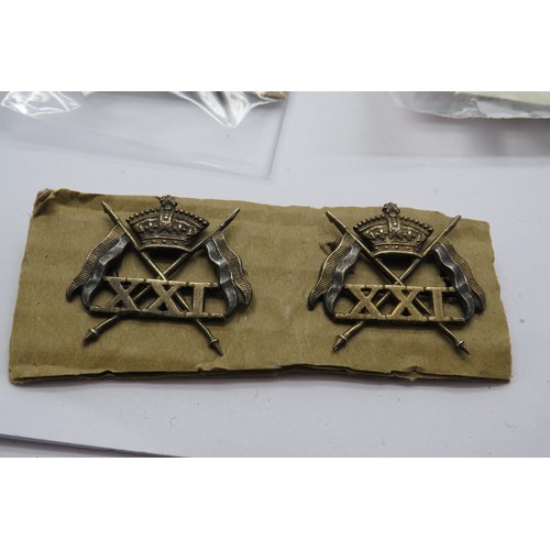 547 - 30 Military cap/Regiment badges