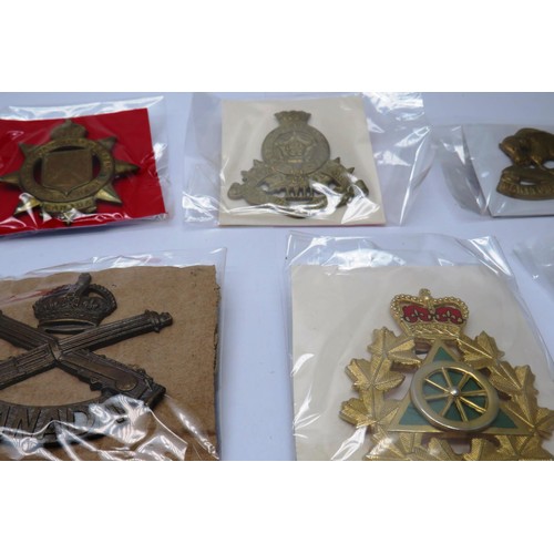 550 - 18 Military cap/Regiment badges