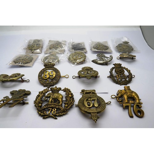 552 - 18 Military cap/Regiment badges