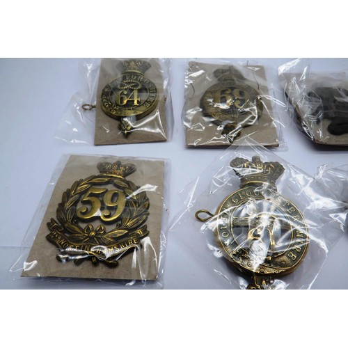 552 - 18 Military cap/Regiment badges