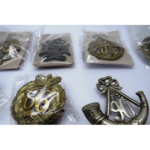 552 - 18 Military cap/Regiment badges