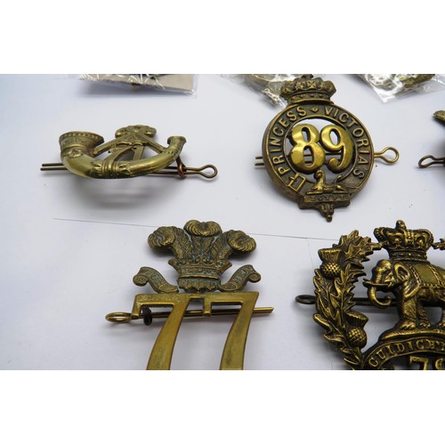 552 - 18 Military cap/Regiment badges