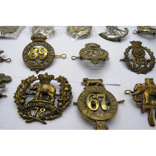 552 - 18 Military cap/Regiment badges