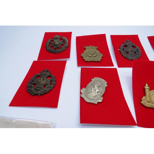 553 - 19 Military cap/Regiment badges