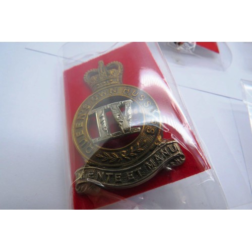 556 - 18 Military cap/Regiment badges