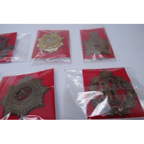 558 - 18 Military cap/Regiment badges