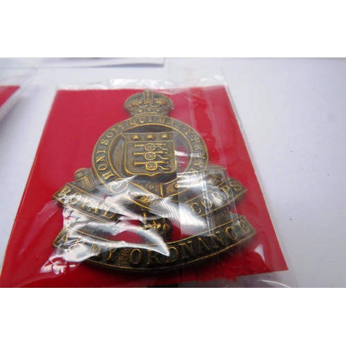 558 - 18 Military cap/Regiment badges