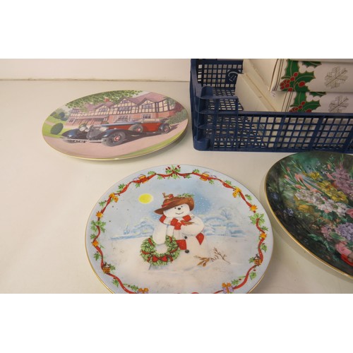 571 - Joblot of collectable plates including boxed Wedgewood christmas