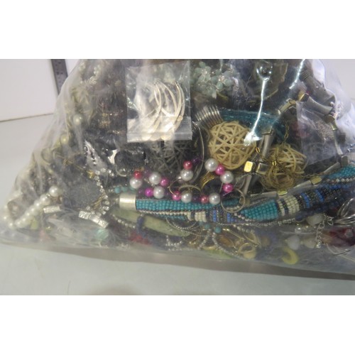 98 - 10kg bag of costume jewellery.